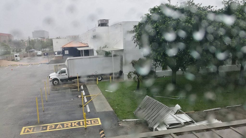 Hurrikaani Irma repi Miamin yli kulkiessaan muun muassa kattopeltejä. Kuvassa näkymä suomalaisen Henri Haapakosken hotellin ikkunasta.