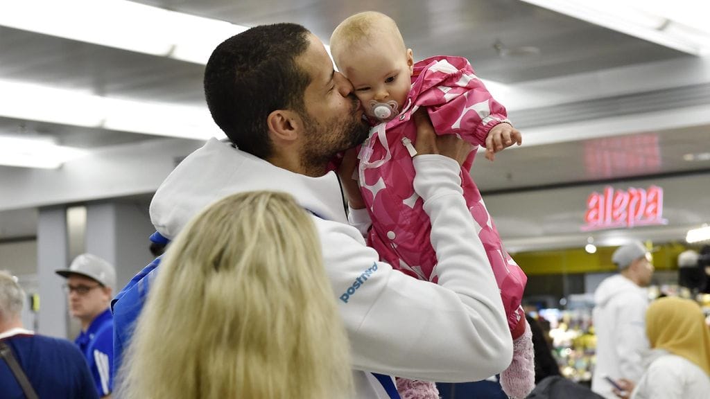 Gerald Lee Jr antoi lentokentällä lapselleen suukon.