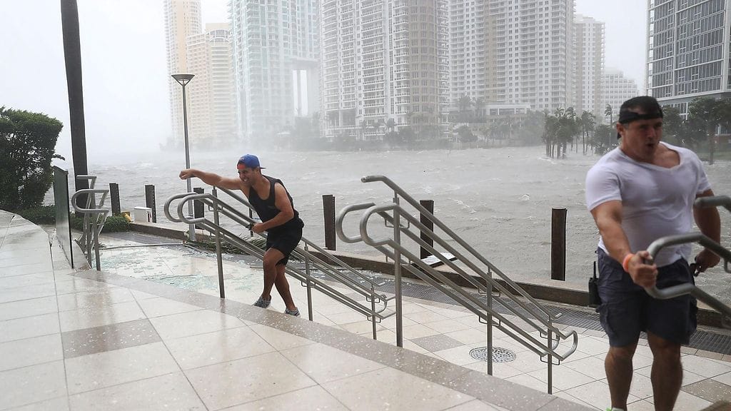 Miami River tulvii yli äyräidensä Floridassa.
