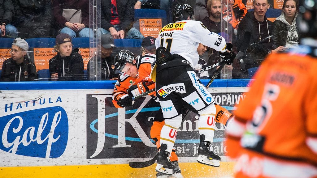 Jari Sailio taklaa perjantain kierroksella HPK:n Joonas Lehtivuorta. Tämä taklaus oli puhdas, mutta lauantain kolari meni SM-liigan kurinpidon tarkempaan syyniin.