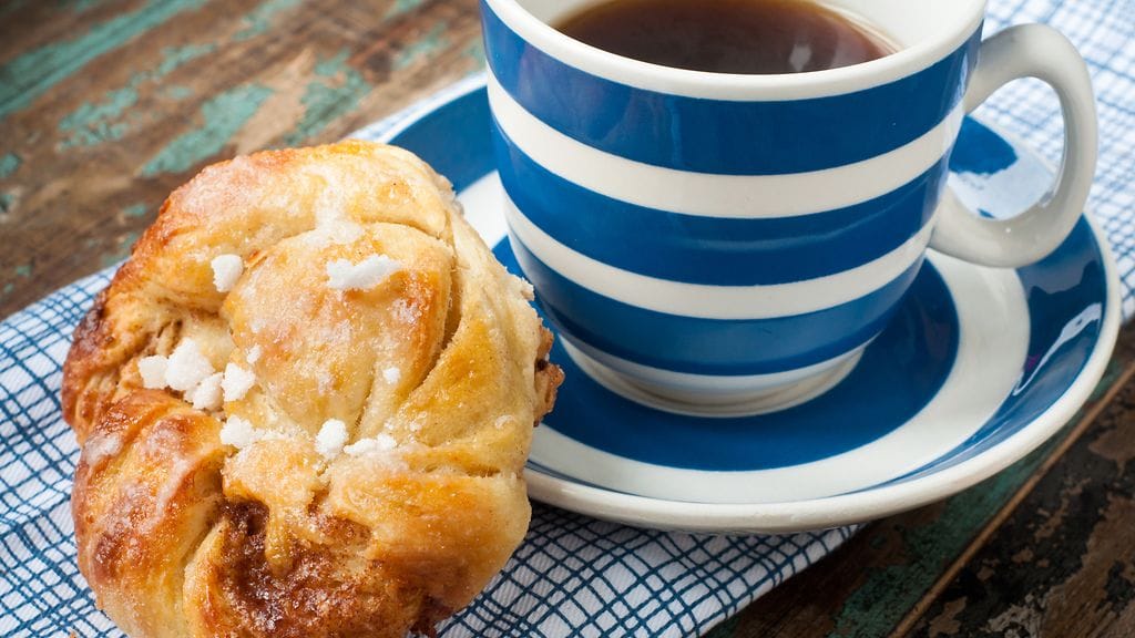 Maistuvatko kahvin kanssa pullat, keksit ja muut makeat herkut? Kofeiini saattaa vaikuttaa makeanhimoon.