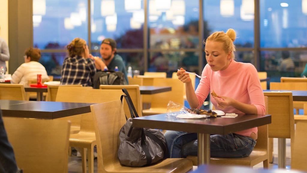 Yksin viihtyminen voi olla merkki älykkyydestä. Kuvituskuva.