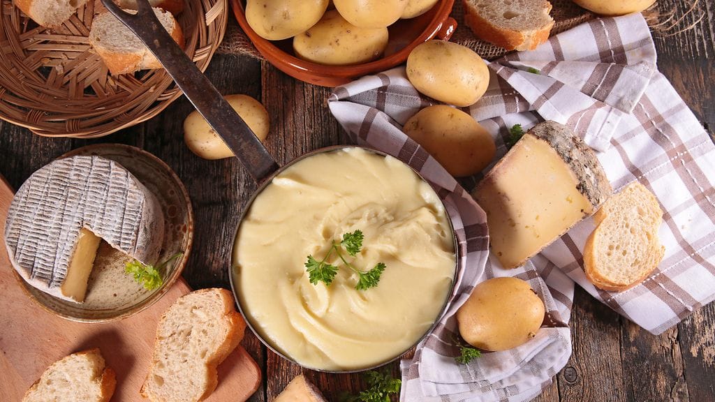 Pommes aligot on ranskalainen fonduen ja perunamuusin risteytys.