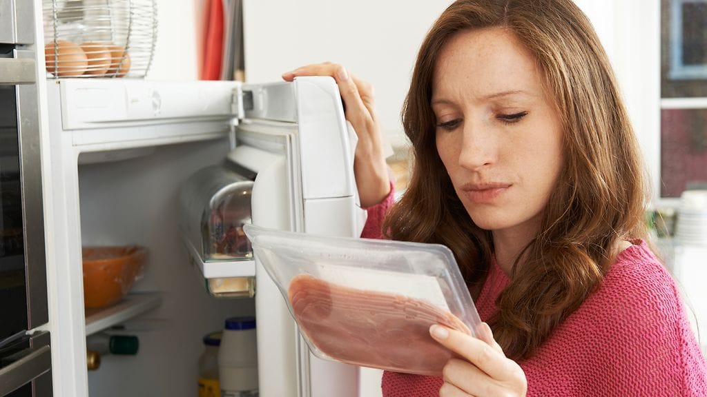 Ruokatuotteissa kannattaa aina tarkkailla parasta ennen ja viimeinen käyttöpäivä -merkintöjä.