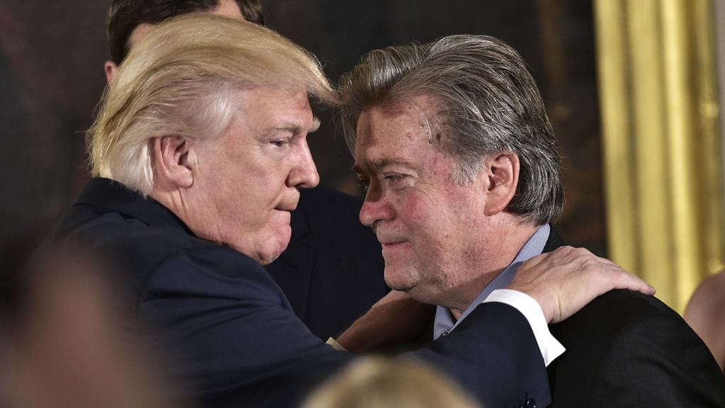 Yhdysvaltojen presidentti Donald Trump ja hänen entinen strategiapäällikkö Steve Bannon.