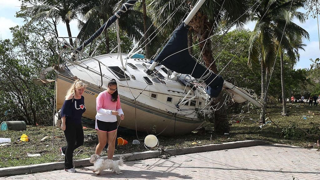 Hurrikaani Irma heitti veneen rannalle Floridassa.