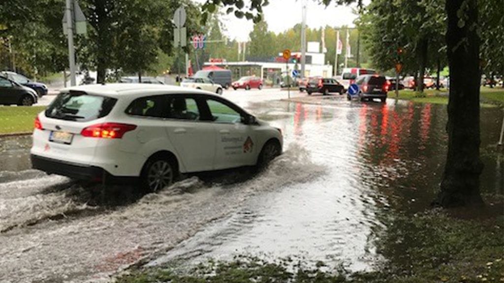 Helsingin Munkkiniemessä kadut ovat tulvineet ihan kunnolla tämänpäiväisten voimakkaiden sateiden takia.