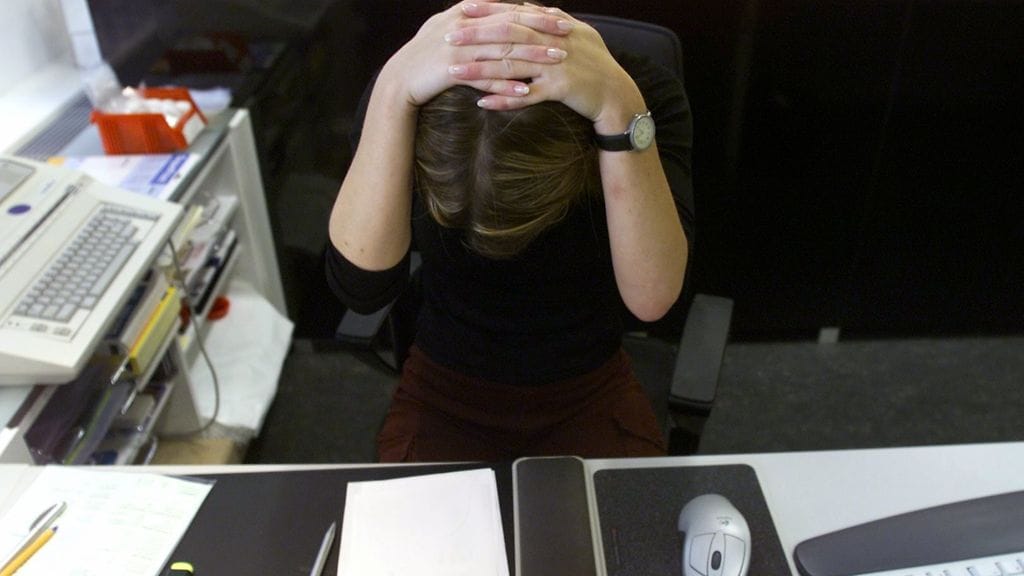 Sairauspoissaoloihin näyttävät vaikuttavan esimerkiksi lapsuuden vastoinkäymiset sekä aikuisiän alhainen sosiaalinen ja taloudellinen asema. Kuvituskuva.