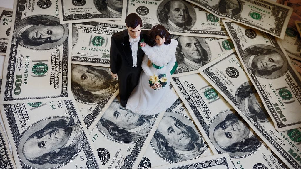 Kalliiden häiden pitäisi olla morsiusparin, ei näiden vanhempien, murhe.