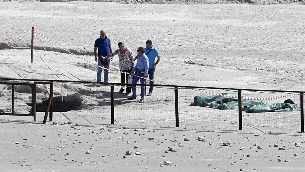 Italialaisperheen kolme jäsentä putosivat suoraan kraatteriin, maan petettyä heidän allaan.