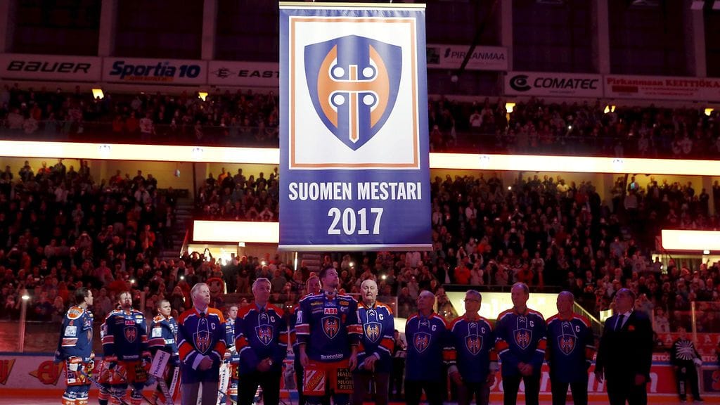 Tapparan mestaruusviiri nostettiin Hakametsän jäähallin kattoon.