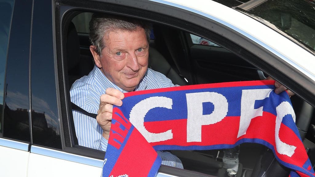 Roy Hodgson poseerasi Crystal Palacen huivin kanssa tiistaina.