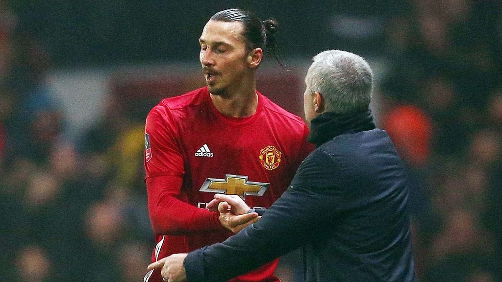 Jose Mourinho (oik.) rauhoittelee Zlatan Ibrahimovicia.