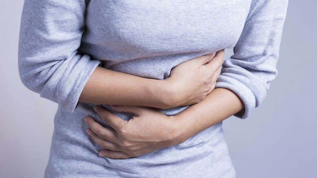 Lähes sietämättömän kova vatsakipu on yksi selkeimpiä umpilisäkkeentulehduksen oireita.