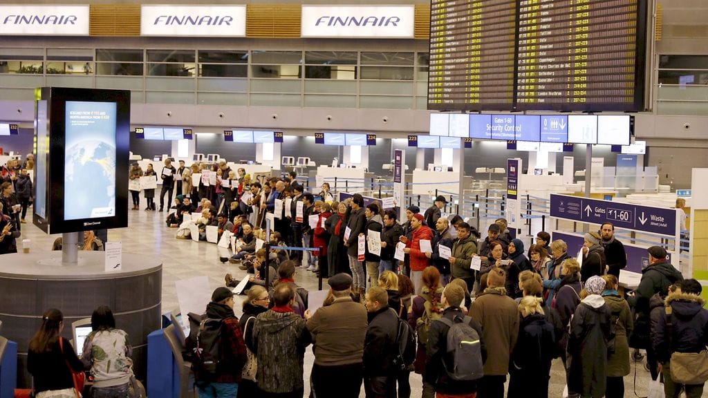 Mielenosoitus turvapaikanhakijoiden palautusta vastaan Helsinki-Vantaan lentokentällä 3. huhtikuuta 2017. Turvapaikanhakijoiden palautuslento Kabuliin Afganistaniin lähti samana päivänä.