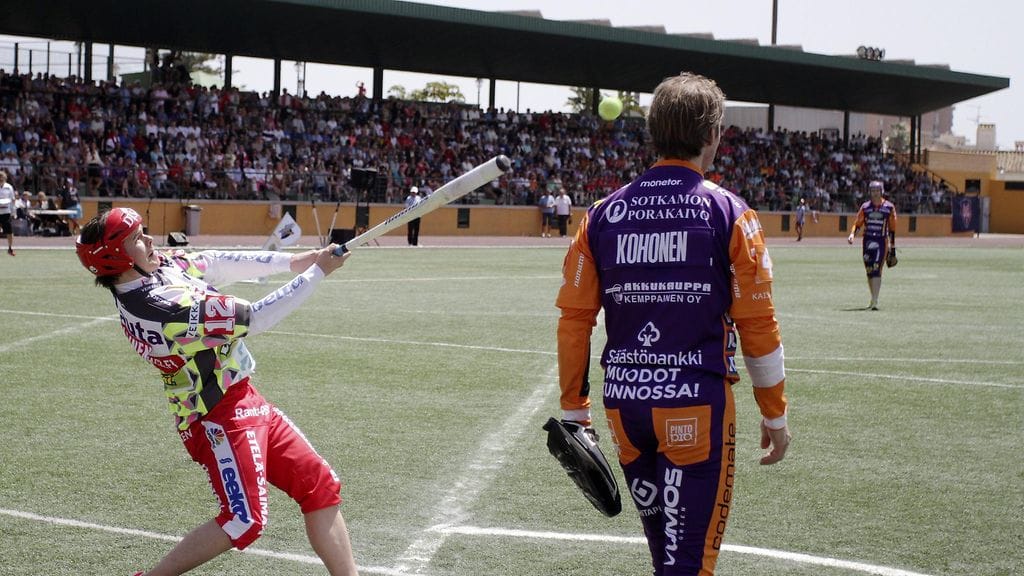 Sotkamon Toni Kohonen (oik.) ja IPV:n Jari Komulainen pesäpallon Superpesiksen ottelussa Sotkamon Jymy vastaan Imatran Pallo-Veikot Espanjan Fuengirolassa huhtikuussa 2017.