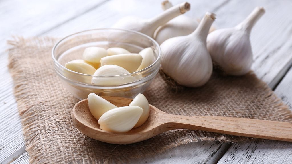 Raaka valkosipuli saattaa pitää flunssan lisäksi ihmiset loitolla.