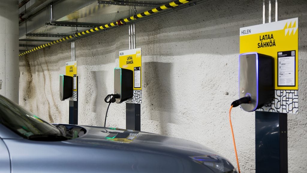 Sähköauton latauspisteitä kauppakeskus Forumin parkkihallissa.