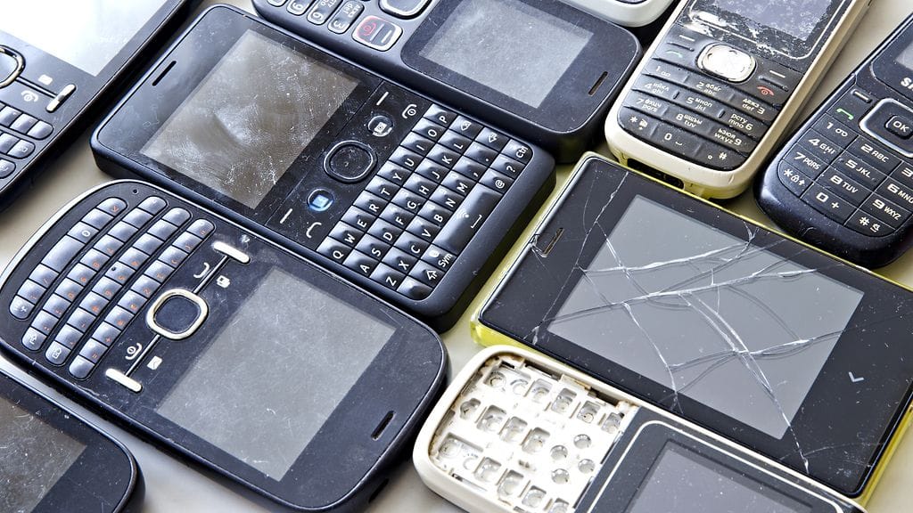 Suurin osa suomalaisista säilyttää vanhoja matkapuhelimia kotonaan – joillain niitä on jemmassa jopa yli kymmenen.