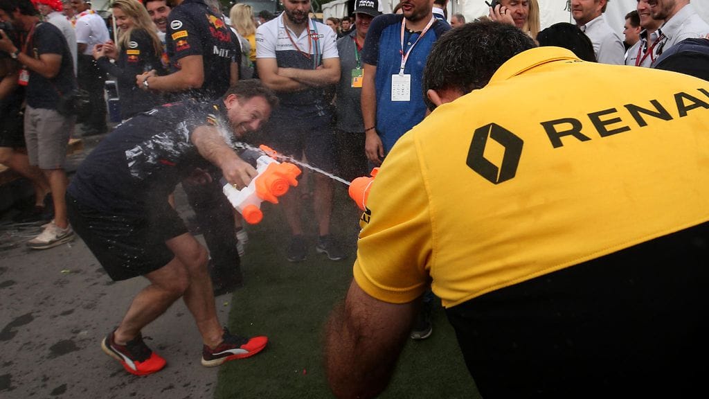 Red Bullin tallipäällikön Christian Hornerin (vas.) ja Renault'n jatkuva vesisota näyttää päättyvän ensi kauden jälkeen.