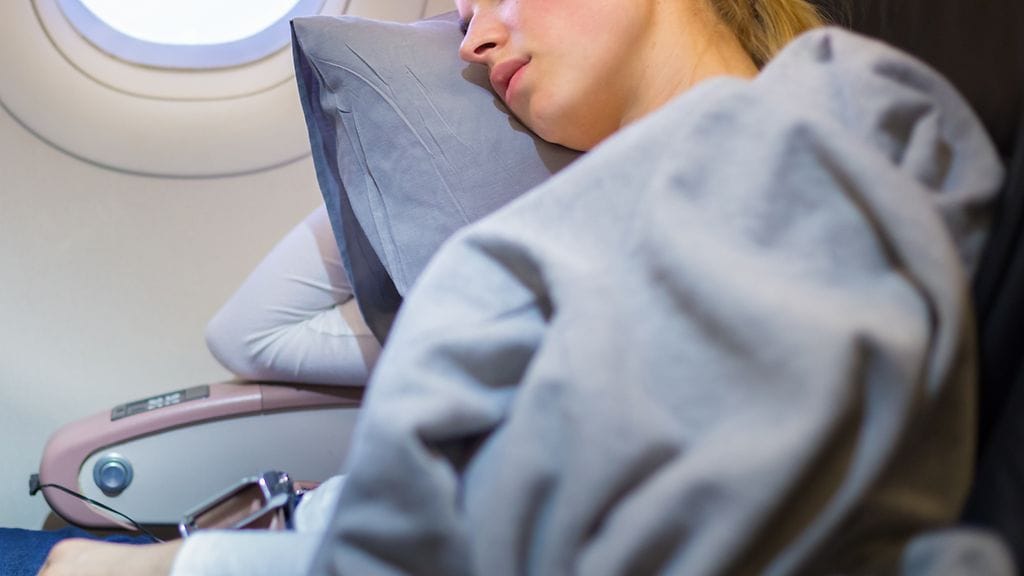 Nukkuminen on usein helpompaa viileässä, mutta se ei ole pääsyy lentokoneen matalalle lämpötilalle. Kuvituskuva.