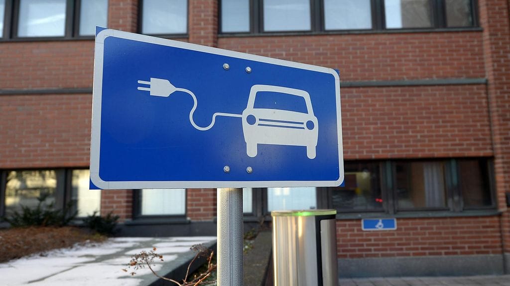 Sähköauton latauspiste Kuntatalolla Helsingissä 7. helmikuuta 2017.