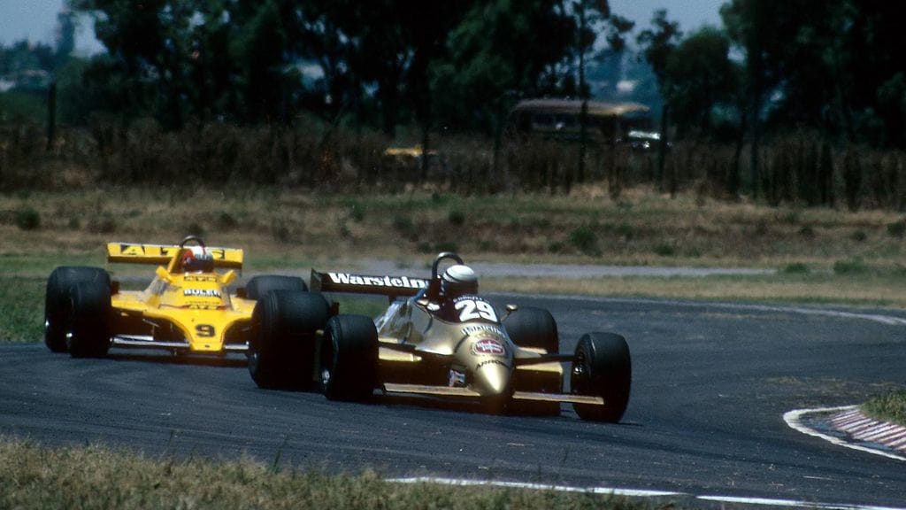 Riccardo Patrese ja Marc Surer kisaamassa Buenos Airesissa vuonna 1980.