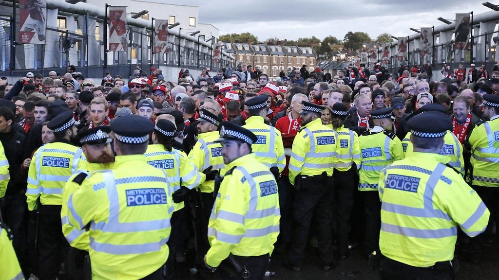 Kölnin fanit tukkivat sisäänpääsyn Emirates Stadiumille.