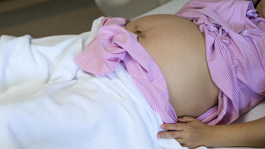 Aivokuolleen naisen keho jatkoi taistelua syntymättömien lastensa puolesta. Kuvituskuva.