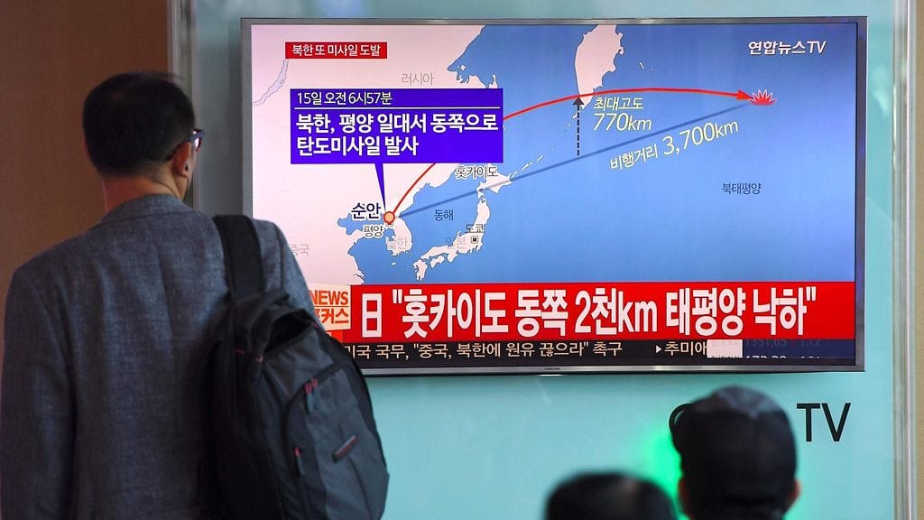 Etelä-Korean televisio näytti kaaviokuvaa Pohjois-Korean tekemästä ohjuskokeesta 15. syyskuuta 2017.