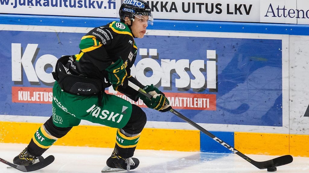 Otto Koivula hyökkää Ilveksen ykkösvitjassa.