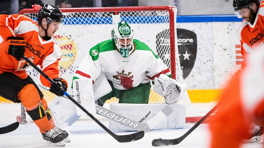 Röglen Ville Kolppanen tolppien välissä tiistain harjoitusottelussa Karlskronaa vastaan.