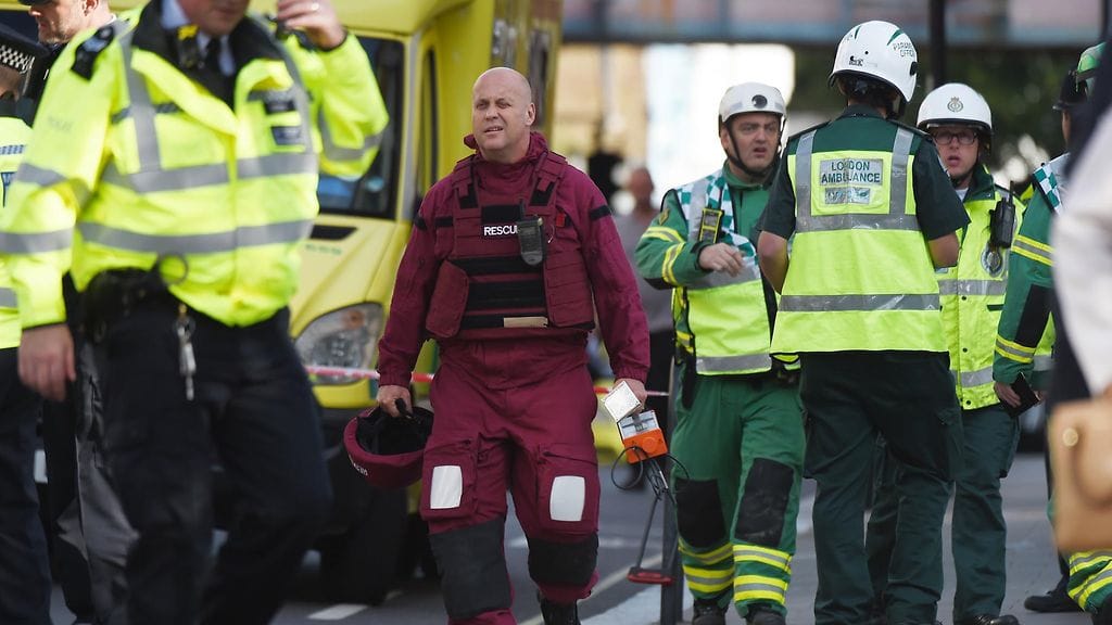 Lontoossa metrovaunun räjähdyksessä ja sen jälkeisessä paniikissa loukkaantui 29 ihmistä. Kuvassa pelastustyöntekijöitä.