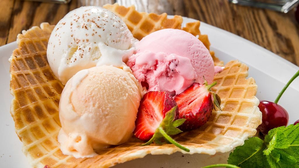 Jäätelö kannattaa sulattaa jääkaapissa, jotta se sulaa tasaisesti ja jäätelöpallojen muodostaminen on helppoa.