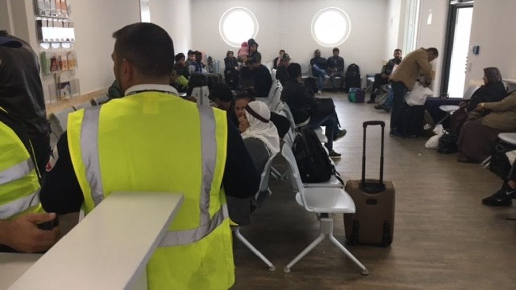 Giessenin vastaanottokeskukseen tulee päivittäin keskimäärin 100 turvapaikanhakijaa. Hakuprosessi lähtee käyntiin tästä odotushuoneesta.