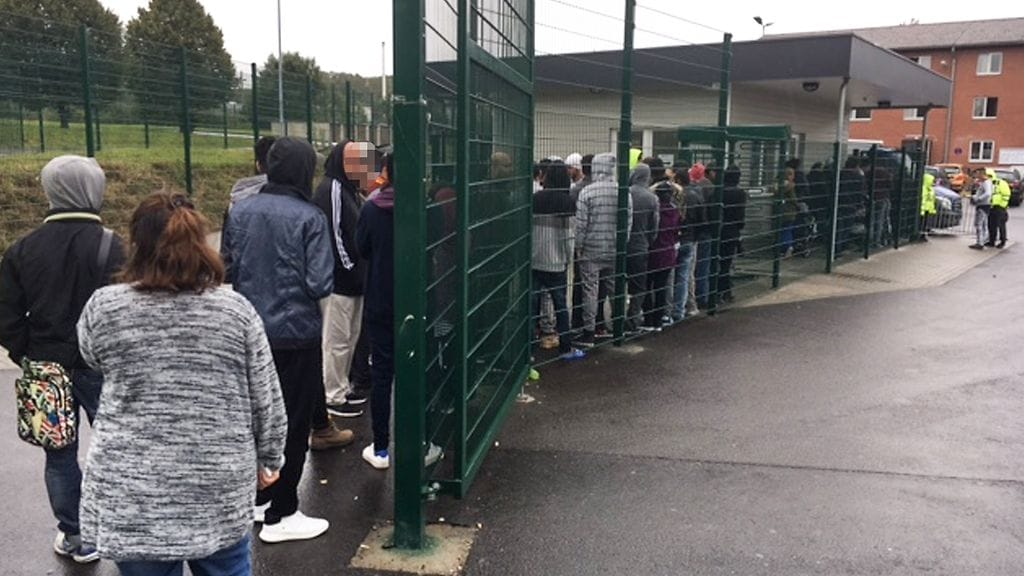 Turvaikanhakijoille jaetaan taskurahaa Giessenin vastaanottokeskuksessa Saksassa.