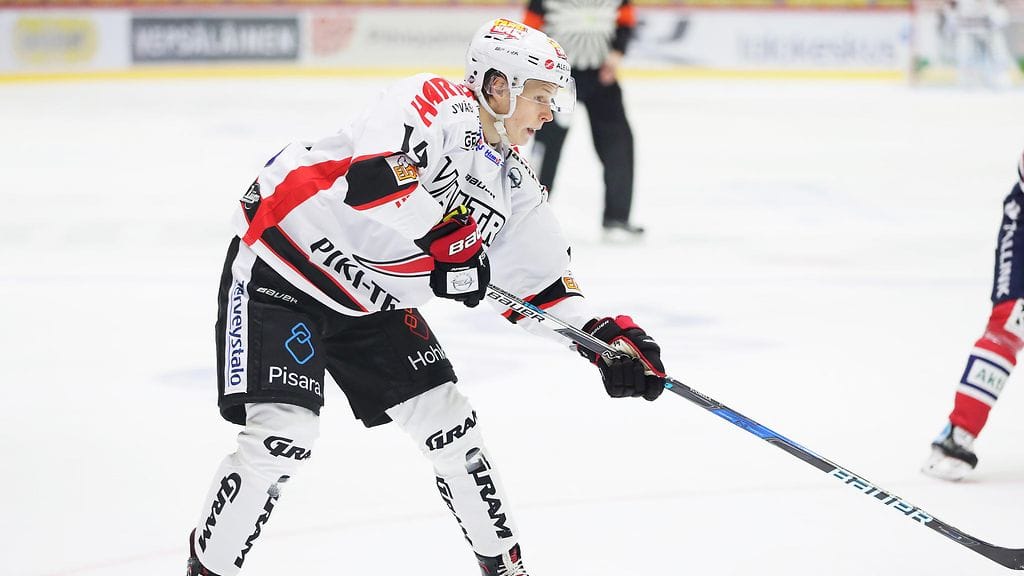 Antti Suomela loukkasi polveaan illan ottelussa.