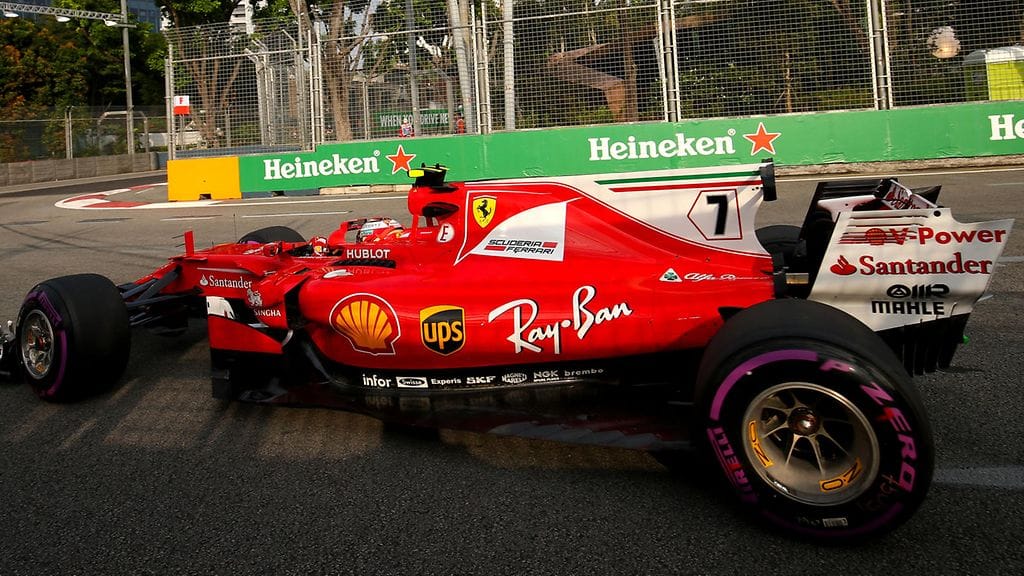 Kimi Räikkösen numero 7 näkyy selkeästi hänen autonsa hainevässä.