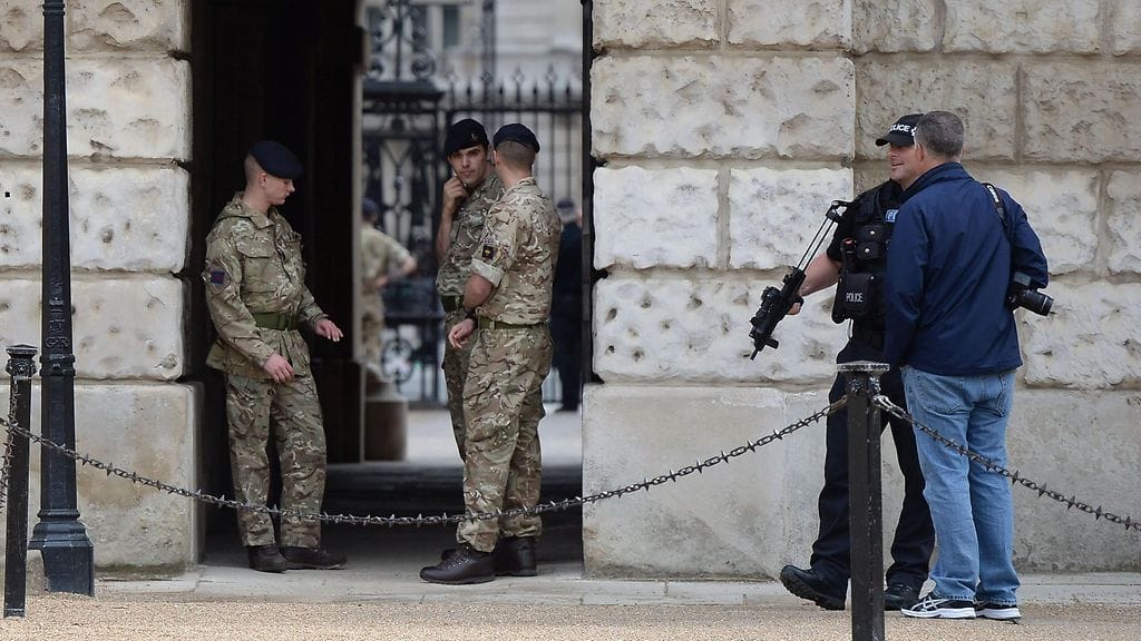 Aseistettu poliisi ja kolme sotilasta tarkkailivat tilannetta Lontoon keskustassa tänään.