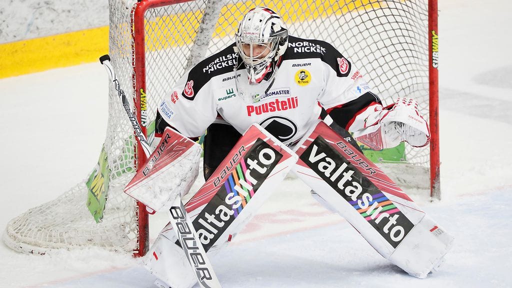 Andreas Bernard oli pakotettu tulemaan vaihtoon, kunnes hänen varusteensa saatiin kuntoon.