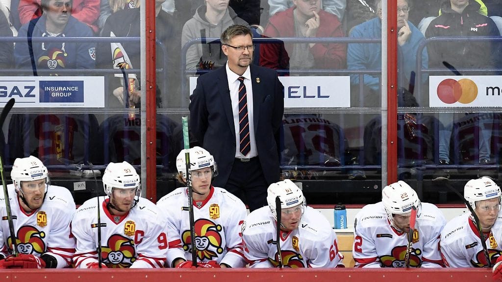 Jukka Jalonen seisoo Jokereiden penkin takana.