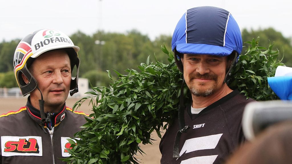 Harri Kotilainen ja Ville Korjus juhlivat yhteistyönsä alkajaisiksi Välähdyksen Tähtisprintteri-voittoa Vermossa.