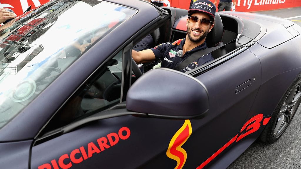 Daniel Ricciardo ajoi Red Bullin väreihin maalatulla Aston Martinilla Itävallan kisan yhteydessä.