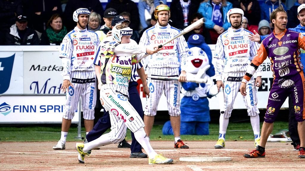 Vimpelin Perttu Ruuska mailan varressa.