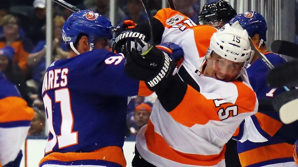 Jori Lehterä John Tavaresin ahdistelussa.