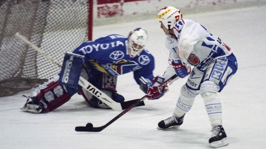 HPK:n Mika Lartama yrittämässä maalintekoa JYPin maalia vartioinutta Ari-Pekka Siekkistä vastaan SM-liigan välieräottelussa vuonna 1993.