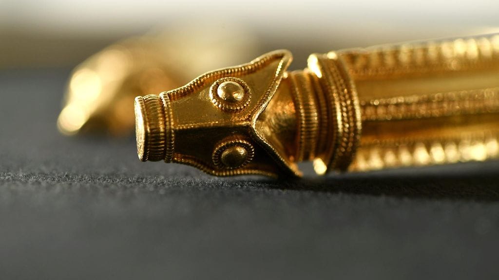 Museo kuvailee korua skandinaavisen kultasepäntyön taidonnäytteeksi.