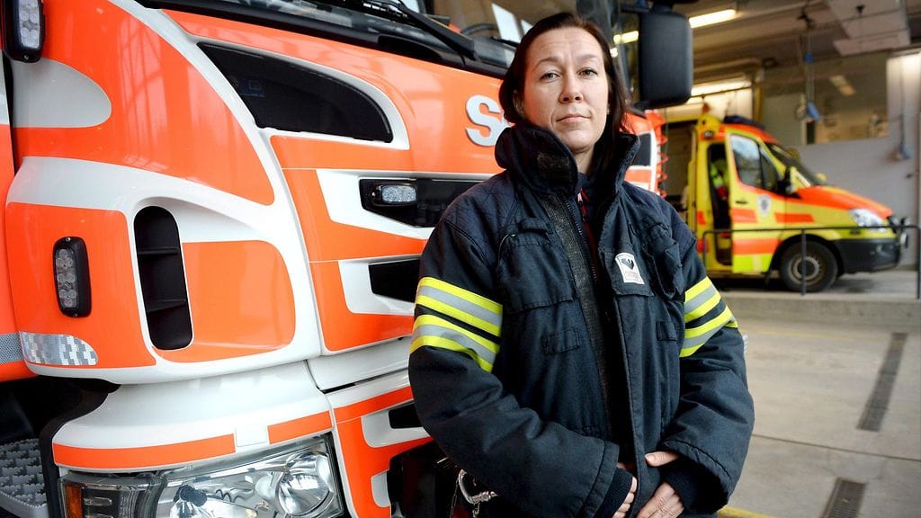 Palomies Sari Rautiala työpaikallaan Vantaankosken pelastusasemalla 6. maaliskuuta 2015.