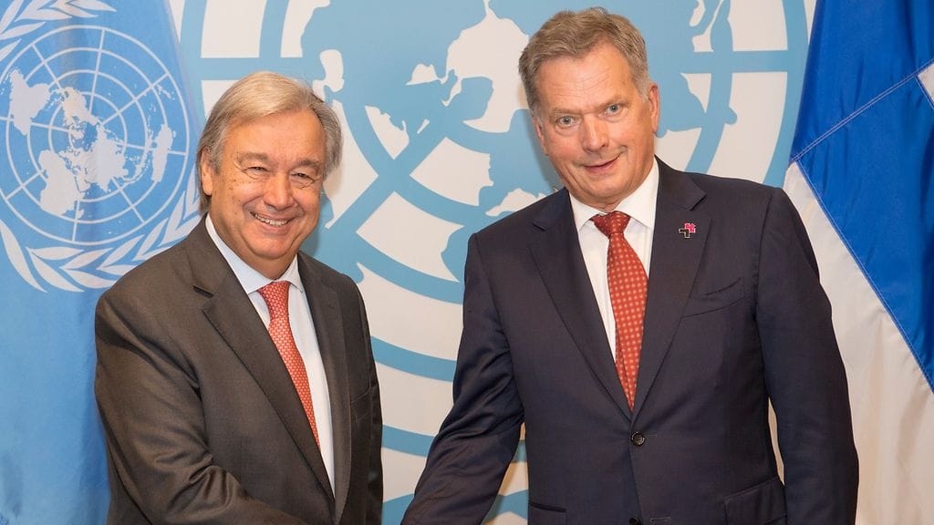 Sauli Niinistö (oik.) ja YK:n pääsihteeri Antonio Guterres kättelevät YK:n uudistamista koskevan kokouksen yhteydessä New Yorkissa maanantaina 18. syyskuuta 2017.