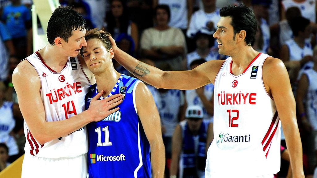 Turkin Omer Asik (vas.) ja Kerem Gonlum lohduttivat Petteri Koposta MM-kisoissa syyskuussa 2014.